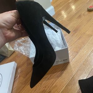 DAISIE Black suede Steve Madden pumps